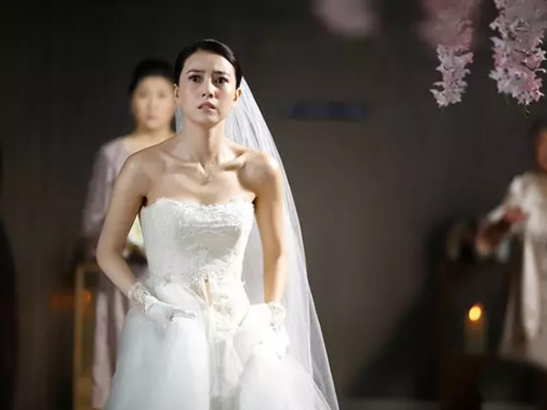 Ngày cưới, vợ trẻ chết lặng nhìn người phụ nữ cùng bé gái đột ngột xuất hiện giữa hôn trường