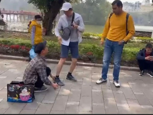 Tự ý gắn keo vào giày du khách ở hồ Gươm, người đàn ông bị phạt 2 triệu đồng