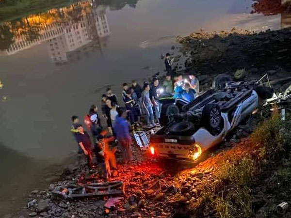 Ô tô húc tung lan can cầu Ka Long rơi xuống sông, đôi nam nữ tử vong