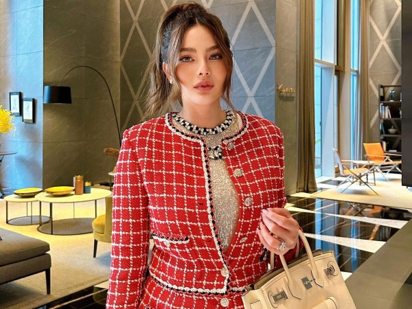 Sao nữ bị người yêu cũ bạo hành, đổ mỳ nóng lên đầu trước mặt gia đình