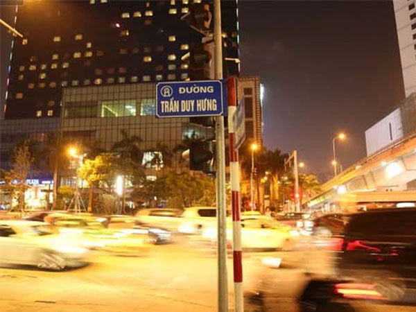 Hà Nội: 'Không còn cảnh tiếp viên đứng đường, xe ôm chở 3-4 cô gái trên đường Trần Duy Hưng''