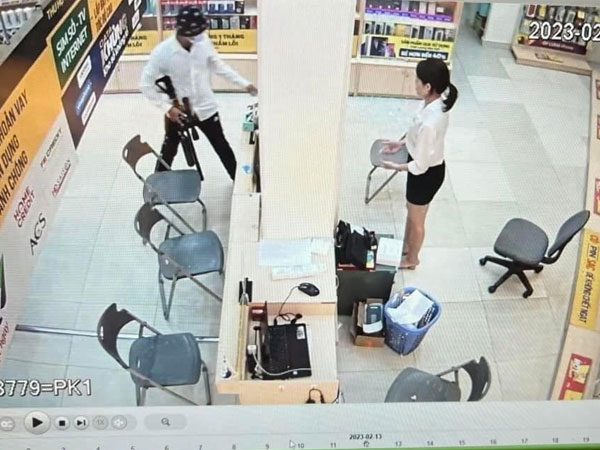 Bắt đối tượng dùng súng cướp ở cửa hàng Thế giới di động