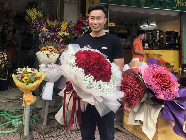 Danh tính sếp lớn VTV mua hoa siêu to tặng vợ đại gia dịp 14/2