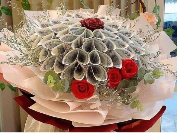 Tặng người thương những bó 'hoa tiền', coi chừng vi phạm pháp luật
