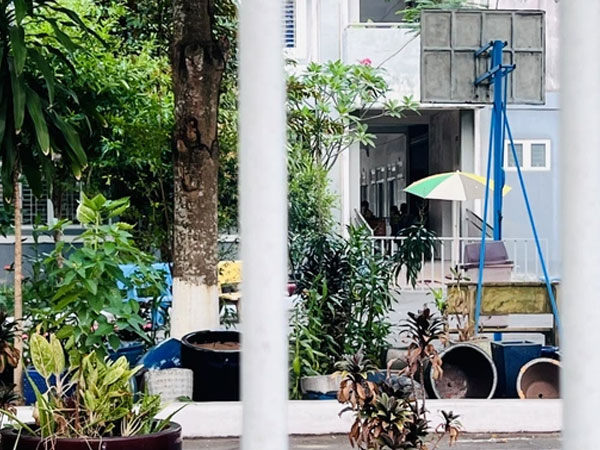 Bé gái lớp 5 rơi từ tầng 2 trường học xuống đất tử vong