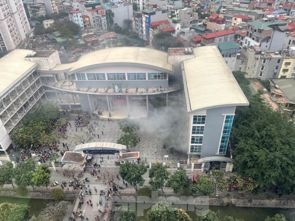 Hà Nội: Cháy trong Trường Tiểu học Yên Hoà, hàng trăm học sinh tháo chạy
