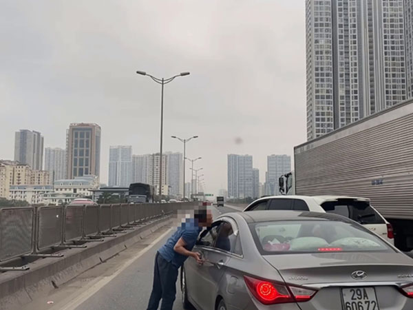 Vụ lái xe Porsche chặn ô tô, xưng 'bố', lăng mạ tài xế: Tước bằng lái, phạt 2 lỗi?