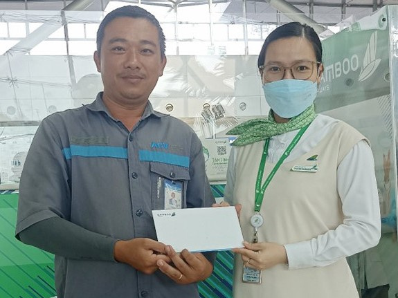 Nhân viên sân bay Cần Thơ trả lại một tỷ đồng cho khách bỏ quên