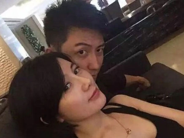 Hết Trần Phi Vũ đến Hoàng Cảnh Du bị người cũ đấu tố: Livestream khoe hẳn giấy ly hôn chứng minh vụ bê bối năm xưa