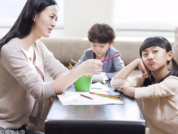 Con gái 15 tuổi giỏi ngoan bỗng tụt dốc, mẹ tưởng do yêu hóa ra mắc căn bệnh mà "thủ phạm" chính là cha mẹ