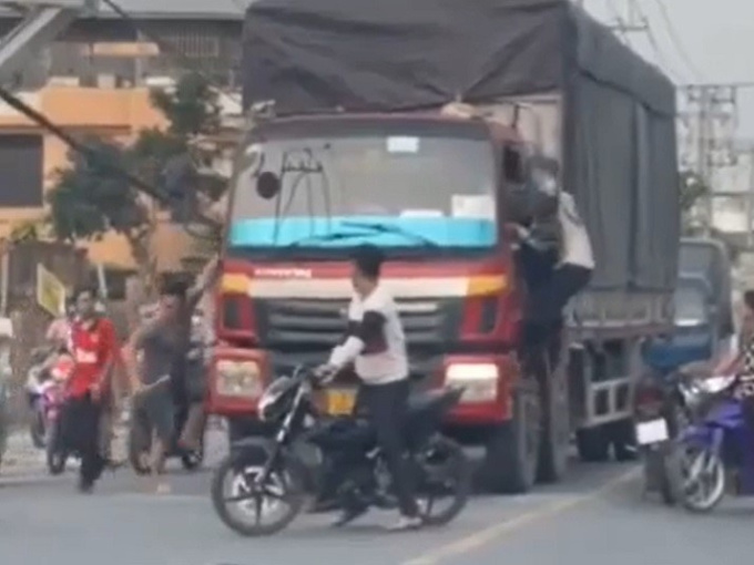 Cay cú vì bị tạt đầu, 3 nam giới chặn đánh tài xế container trên cao tốc Cầu Giẽ - Ninh Bình