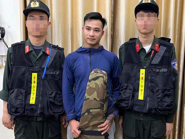 Thanh niên mang súng, 125 viên đạn đi đêm gặp ngay cảnh sát cơ động