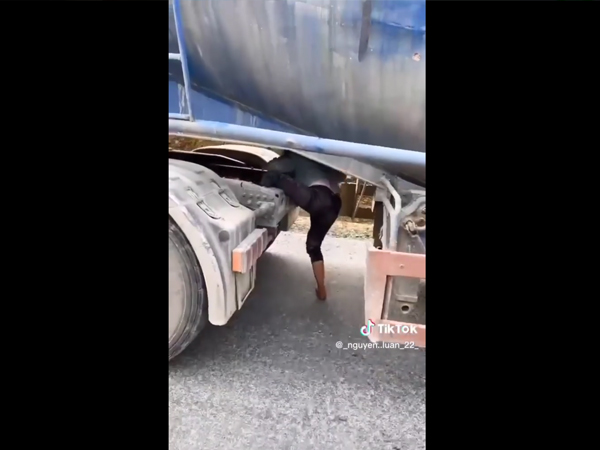 Tài xế 'hết hồn' khi người phụ nữ dân tộc chui vào gầm xe 'đi nhờ' quãng đường hơn 45km