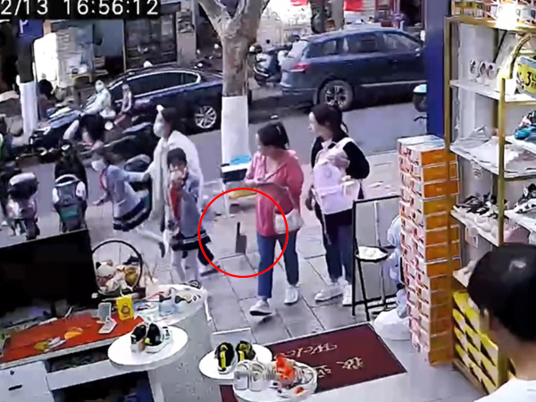 Clip: Kinh hoàng dao chặt thịt từ nhà cao tầng suýt rơi vào đầu người đi bộ