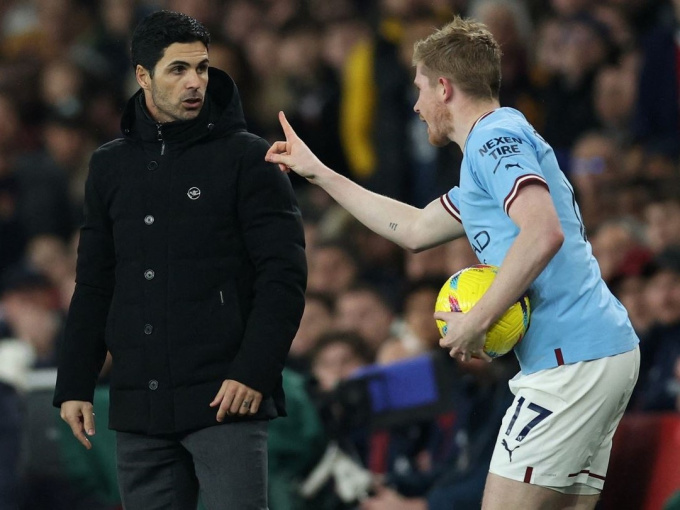 De Bruyne nổi cáu, chỉ mặt HLV Arteta