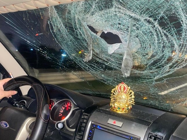 Xe ô tô đi 100km/h bị bị chọi đá vỡ toác kính trên cao tốc