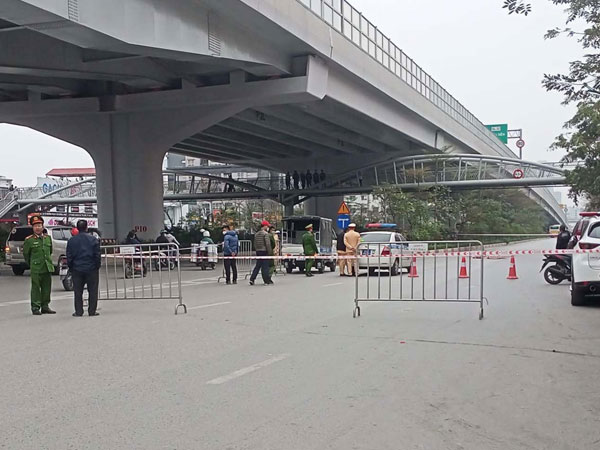 Hà Nội: 2 thanh niên chạy xe máy tông dải phân cách, 1 người tử vong