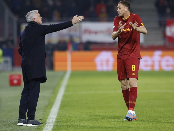 Thầy trò HLV Mourinho thua sốc ở play-off Europa League