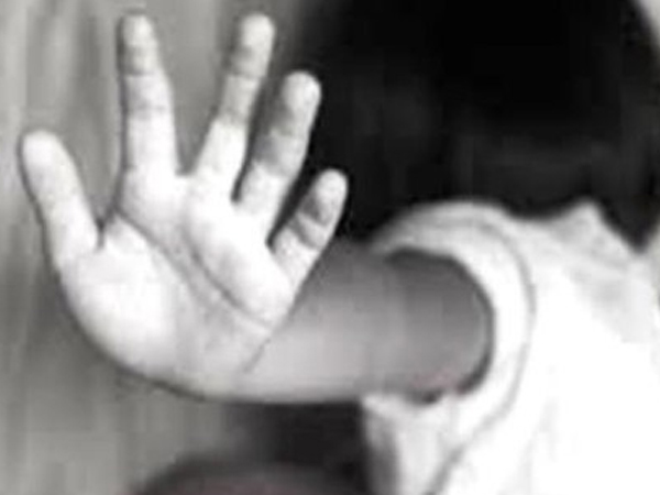 Bé gái 12 tuổi bị cha hãm hiếp đến có con