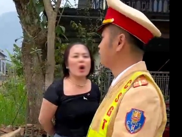 Tạm giữ hình sự người phụ nữ đòi 'hôn' CSGT đến chết