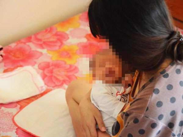 Vụ nữ sinh lớp 7 sinh con trong nhà tắm mà không một ai hay biết: Trách nhiệm của cha mẹ ở đâu?