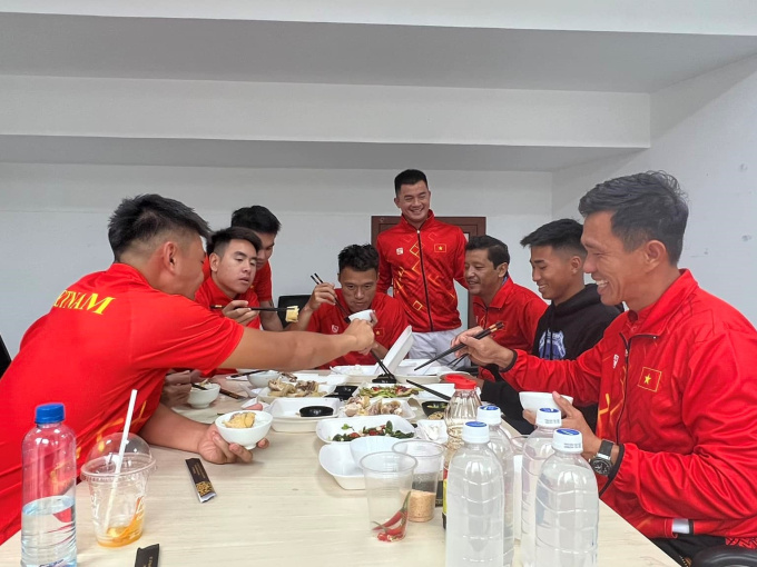 'VĐV triệu đô' Lý Hoàng Nam bỏ SEA Games 32 và nỗi buồn bữa cơm hộp