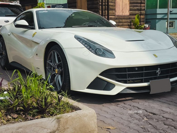 'Soi' Ferrari F12 Berlinetta hơn 22 tỷ màu độc nhất Việt Nam