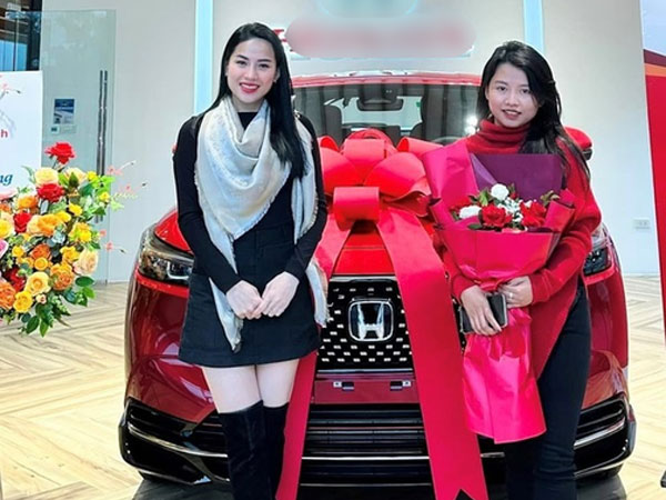 'Chiến thần review' Hà Linh gây bão vì làm điều này với chị gái