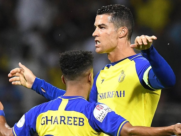 2 pha kiến tạo của Ronaldo: 1 được khen hay hơn Messi, 1 bị ví là trò hề