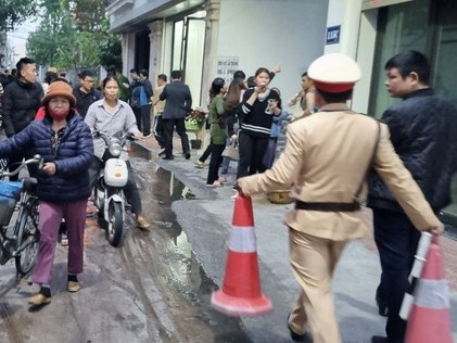 Hải Phòng: Người đàn ông tự châm lửa đốt nhà, hai tay hai dao cố thủ trên nóc