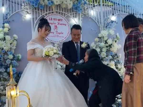 Bà nội lưng còng xách cả 'bị' lên trao hồi môn cho cháu gái, rơi nước mắt với món quà cưới bên trong