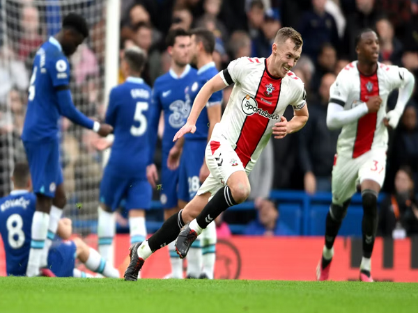 Chelsea thua đội bét BXH ngay trên sân nhà, Azpilicueta phải nhập viện