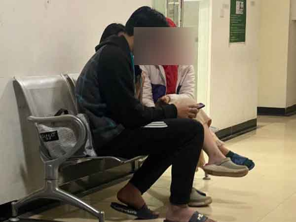Làm dâu xa nhà gần 20 năm, vợ uất ức khi bị chồng đuổi ra khỏi cửa không mang nổi đôi dép, nửa đêm 3 mẹ con vật vạ ở đồn công an