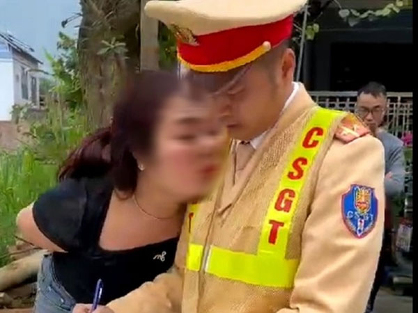 Nhân thân bất ngờ của người phụ nữ lăng mạ, đụng chạm thân thể vào CSGT
