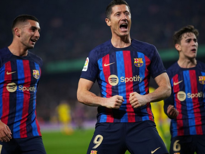 Lewandowski giúp Barca bỏ xa Real 8 điểm