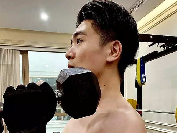 Làm bố bỉm sữa 2 con, quý tử bầu Hiển chăm cởi áo khoe 'múi'