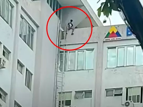 Giải cứu thanh niên ngáo đá, ngồi vắt vẻo trên nóc bệnh viện