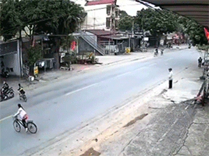 Clip: Đạp xe cùng em trai sang đường, bé gái không ngờ tạo ra vụ tai nạn liên hoàn đáng sợ