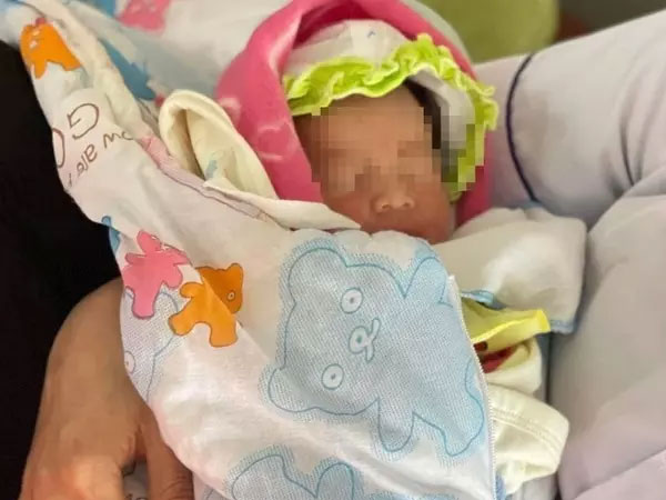 Vụ bé gái bị bỏ rơi bên miệng cống: Chỉ huy trưởng quân sự xã nói gì?