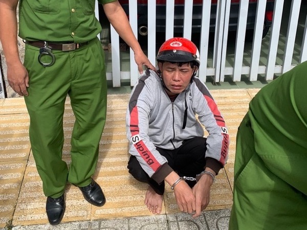 Người dân đuổi bắt kẻ cướp giật của phụ nữ trên đường phố Tam Kỳ