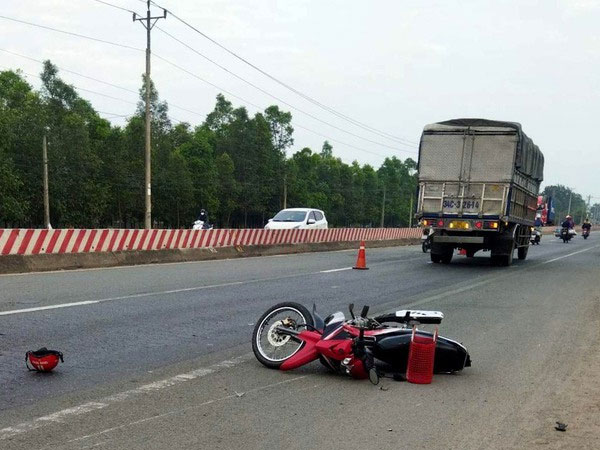 Hiện trường đôi vợ chồng tử vong, 2 phương tiện cách nhau 5 m