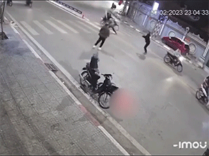 Clip: Cha ôm hôn con trai xong ra giữa đường chém nhau gây phẫn nộ