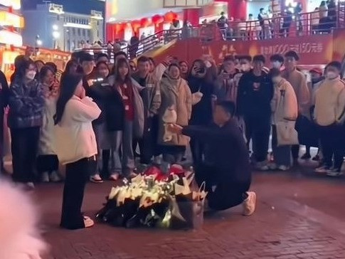 Chàng trai quỳ gối cầu hôn bạn gái giữa đường, không ngờ nhận kết đắng