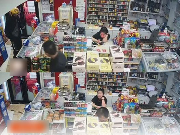 Thấy vợ lăn tăn chọn 1 trong 2 hãng điện thoại yêu thích, anh chồng phán một câu khiến ai nấy mát lòng mát dạ thay chị vợ