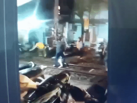 Nhóm thanh niên hành hung hai nữ nhân viên gác chắn đường sắt