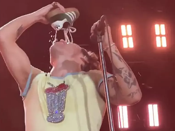 Khán giả chỉ trích hành động uống rượu trong giày của Harry Styles