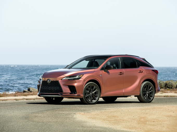 Lexus RX 2023 chính thức ra mắt khách hàng Việt, giá từ 3,43 tỷ đồng
