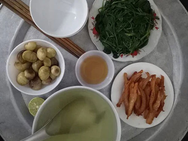 Vợ 'khóc thét' vì nhà chồng quá mức tiết kiệm, bữa ăn 5 người chỉ có 3 con cá, túi có tiền cũng không dám tiêu vì bị chê hoang phí