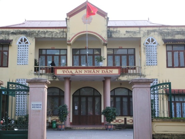 Vợ chồng ly hôn, đòi Tòa tát hồ bắt cá chia đôi