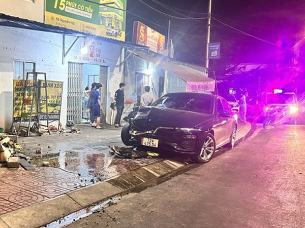 Kinh hoàng ôtô lao lên vỉa hè, tông chết người